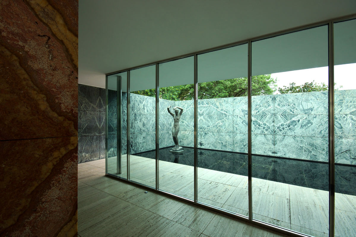 Georg Kolbe's female bronze figure „Der Morgen“ placed in the water basin of the Barcelona Pavilion