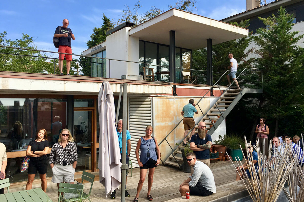 Group of architects exploring the patio, external staircase and roof terrace of the rationalist Moratiel house
