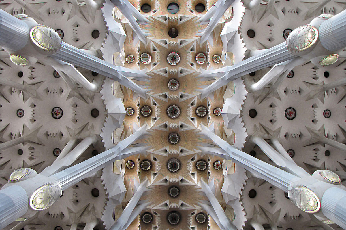 Vault-and-pillar system inside Sagrada Familia seen from below, featured on virtual tour Gaudí