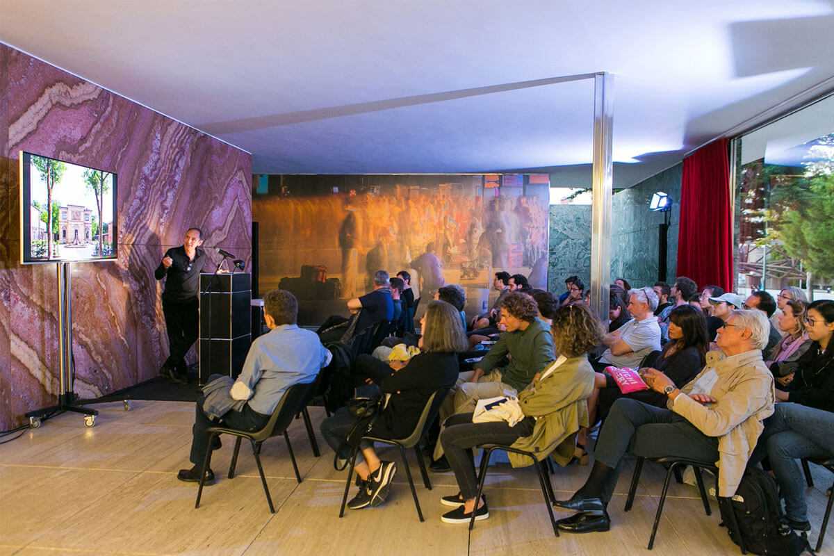 Architect Volker Staab talking about his projects in front of audience in Barcelona pavilion